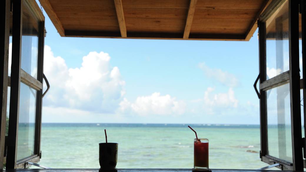 浜辺の茶屋から見える海 / 2