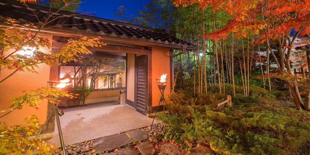 施設の正面 (日没後)