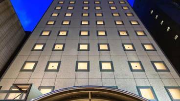 施設の正面 (日没後) / 2