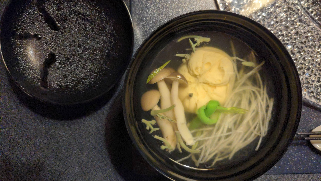 お椀は具がもりもりで食べごたえがよい