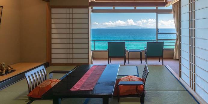 伊豆大島を正面に臨む 眺望絶佳の宿 熱川館（静岡県 旅館） / 1