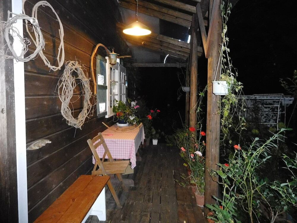 施設の正面 (日没後)