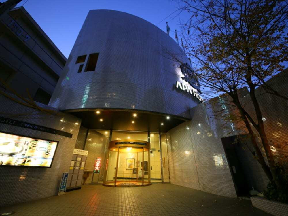 施設の正面 (日没後)