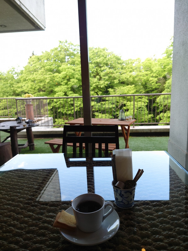 チェックイン手続きはラウンジでゆったりと。