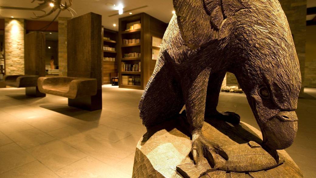 メインラウンジの彫刻 / 2