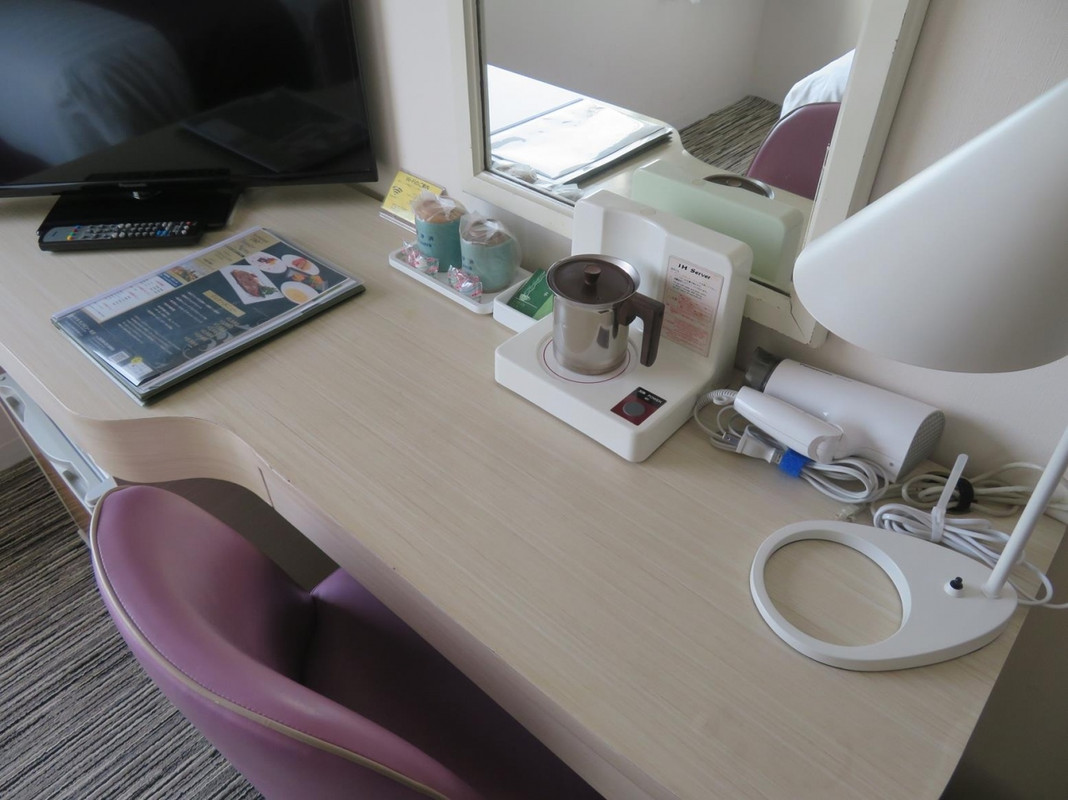 アメニティ類が置かれたデスクもちょっと小さめ。