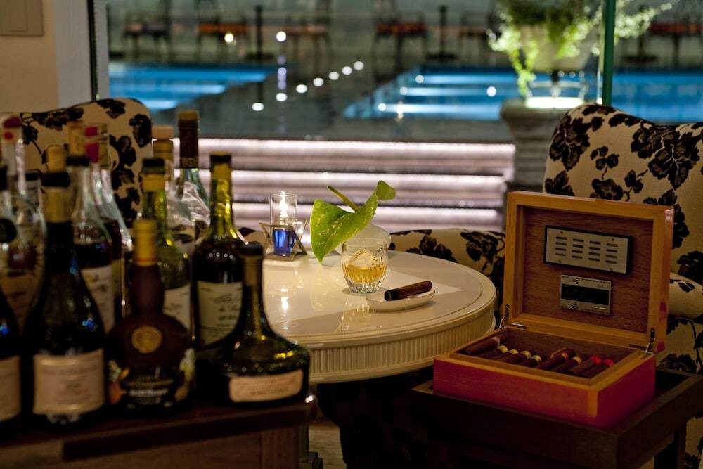 ジャズの音色をバッグに、お酒を飲んで大人の時間を3722379