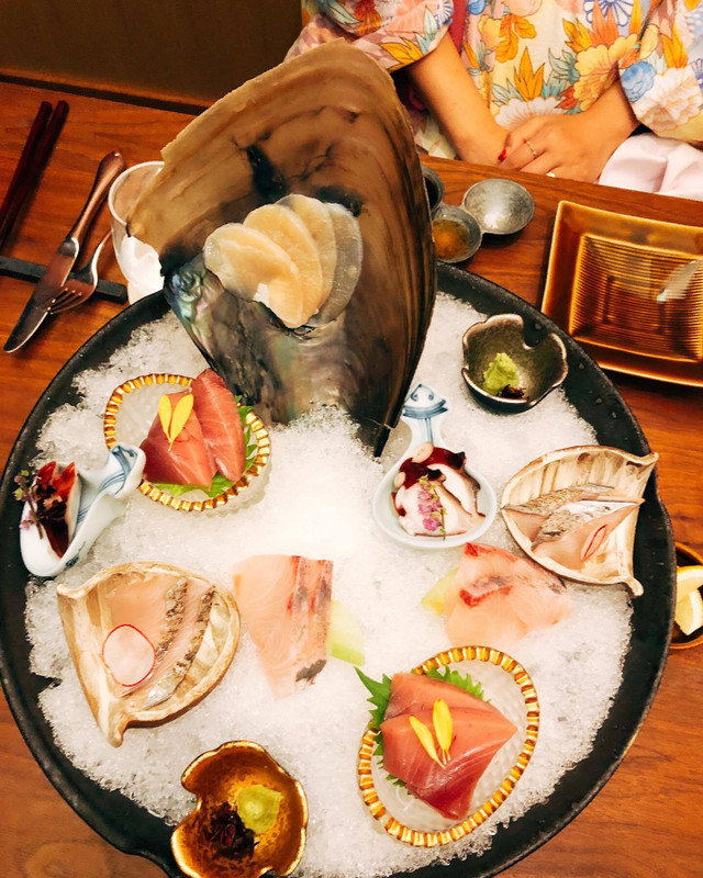 大きな平貝が目を引く新鮮なお刺身の盛り合わせ。目でも愉しめる料理たち。 / 3