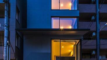 施設の正面 (日没後) / 1