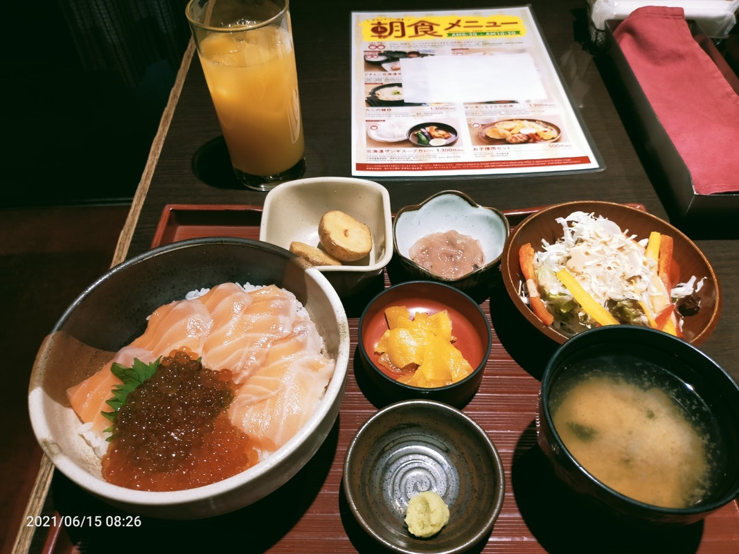 朝食。5種類の中からサーモンいくら丼を選択