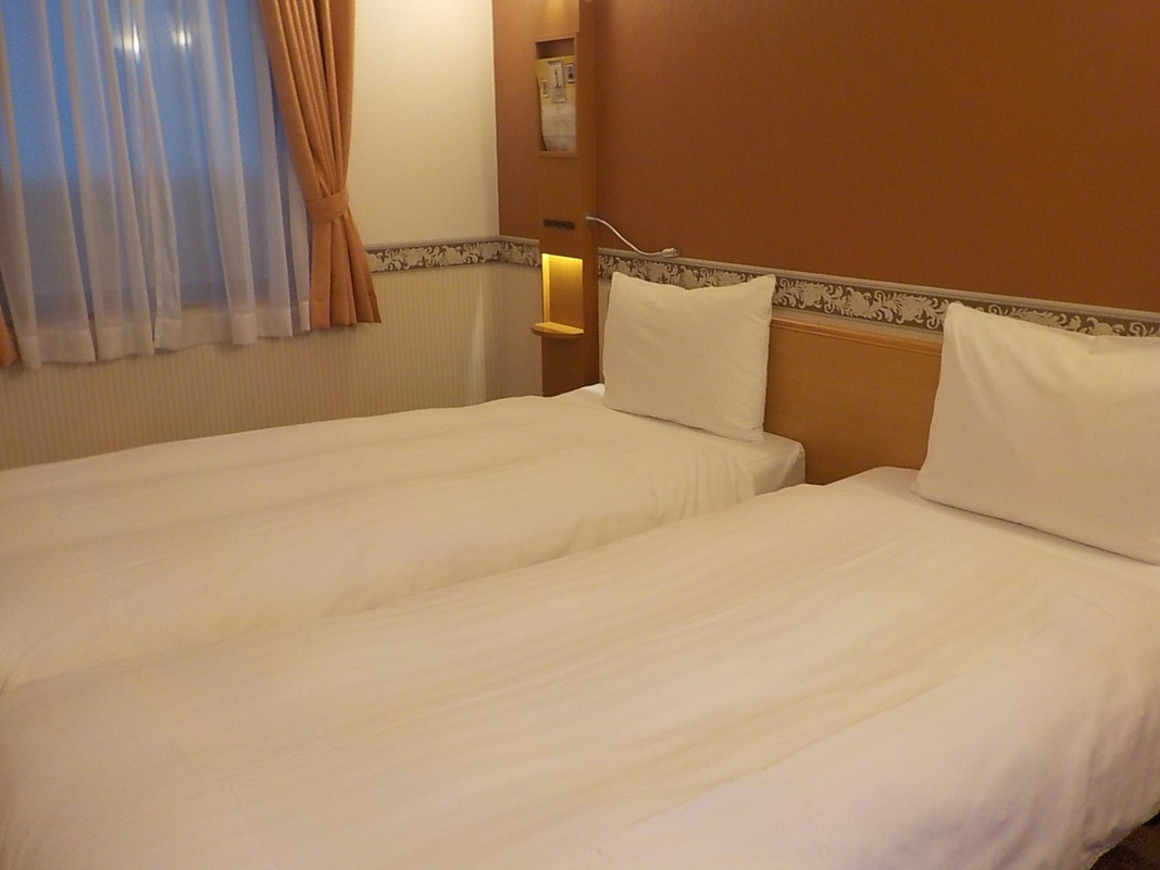 ツインルームです。ベッド間のスペースが狭いです。