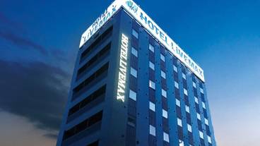 施設の正面 (日没後) / 1