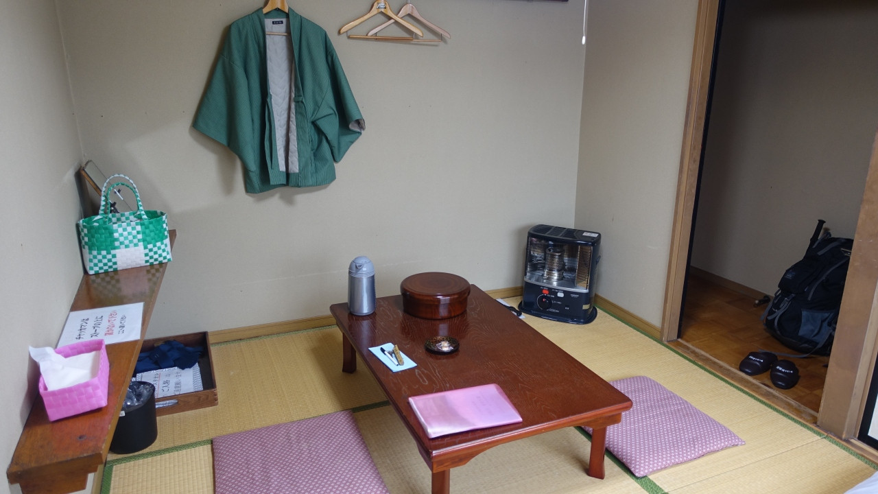 簡素な６畳の和室