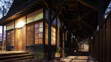 施設の正面 (日没後) / 1