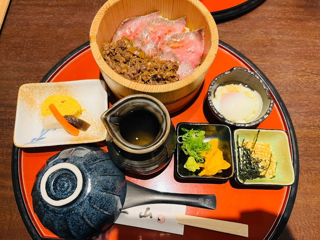 ランチは「牛まぶし三山」へ。肉肉しくて、観光で疲れた体が元気になります。おすすめです！ / 5