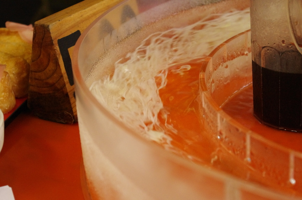 「流しそうめん」か「そうめん流し」か1229402