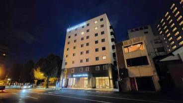 施設の正面 (日没後) / 2