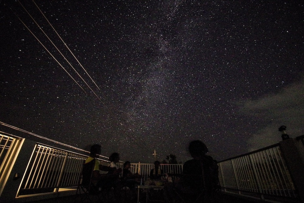 施設の正面 (日没後)