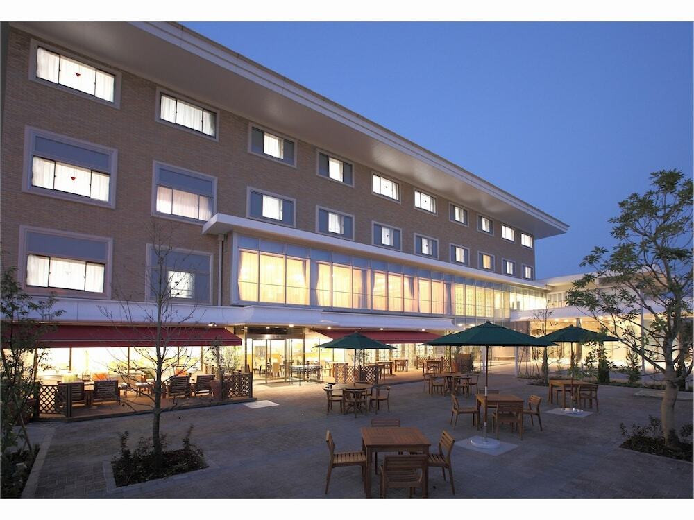 施設の正面 (日没後)