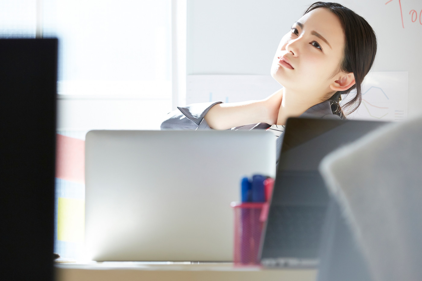 ビジネスウーマン　デスクワーク