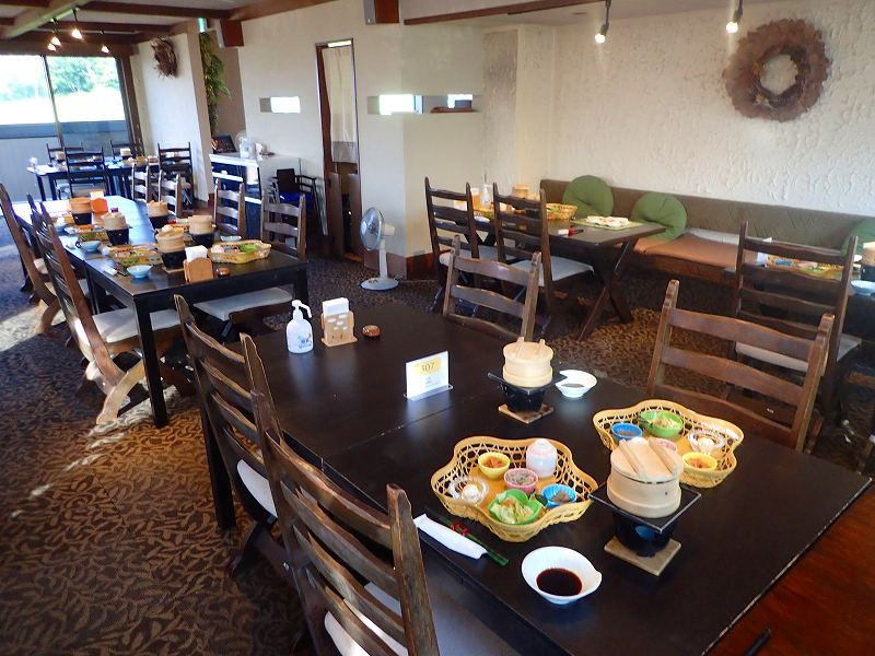 食堂。エアコンがあるが使わず、扇風機を回していた