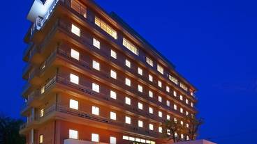 施設の正面 (日没後) / 2