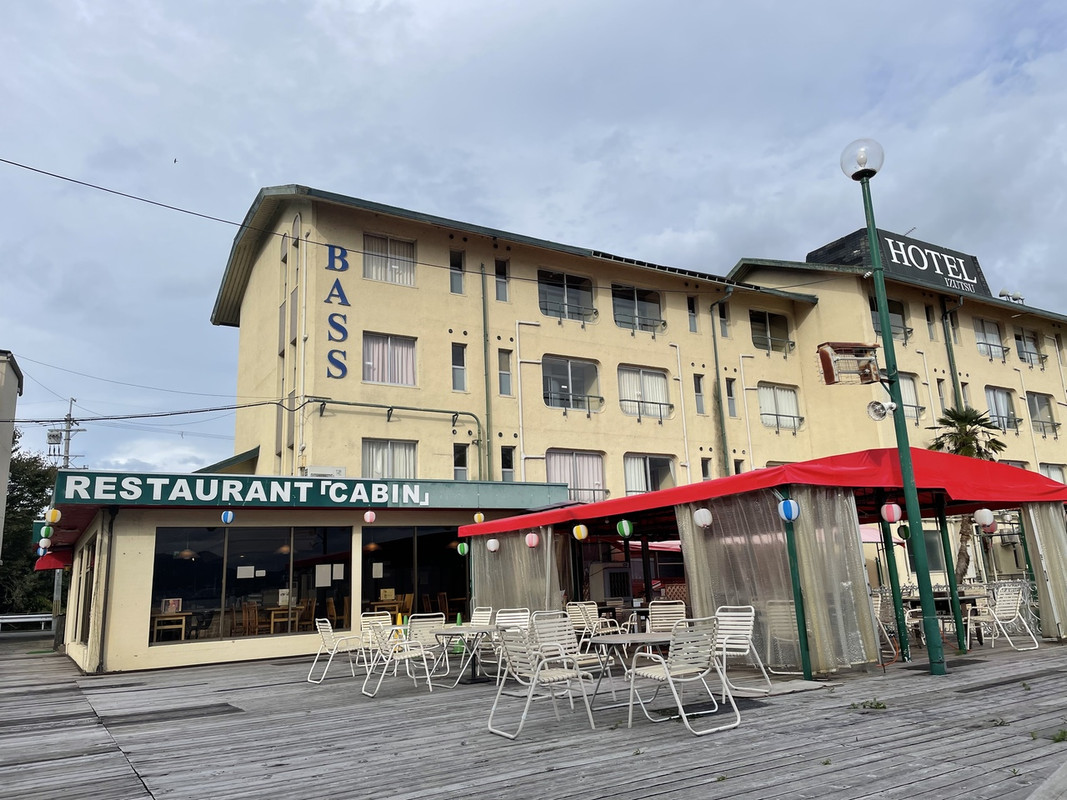 ホテル外観とレストラン