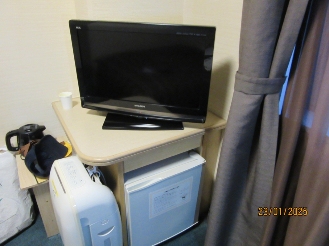 テレビとミニ冷蔵庫。