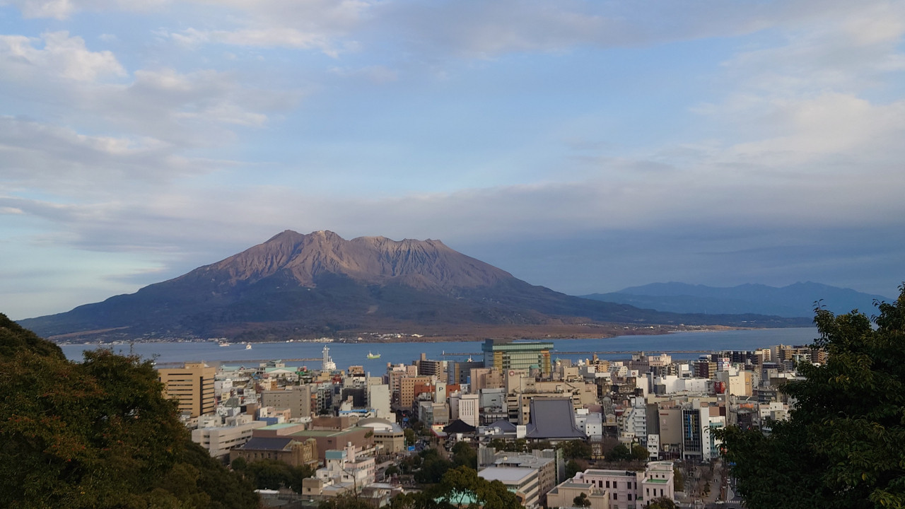 ホテルのエントランス、駐車場、庭から、桜島がよく見えます