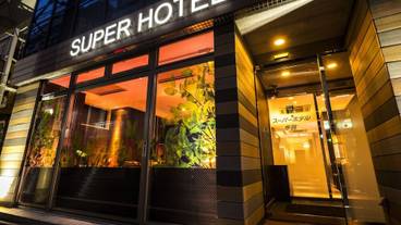 施設の正面 (日没後) / 1