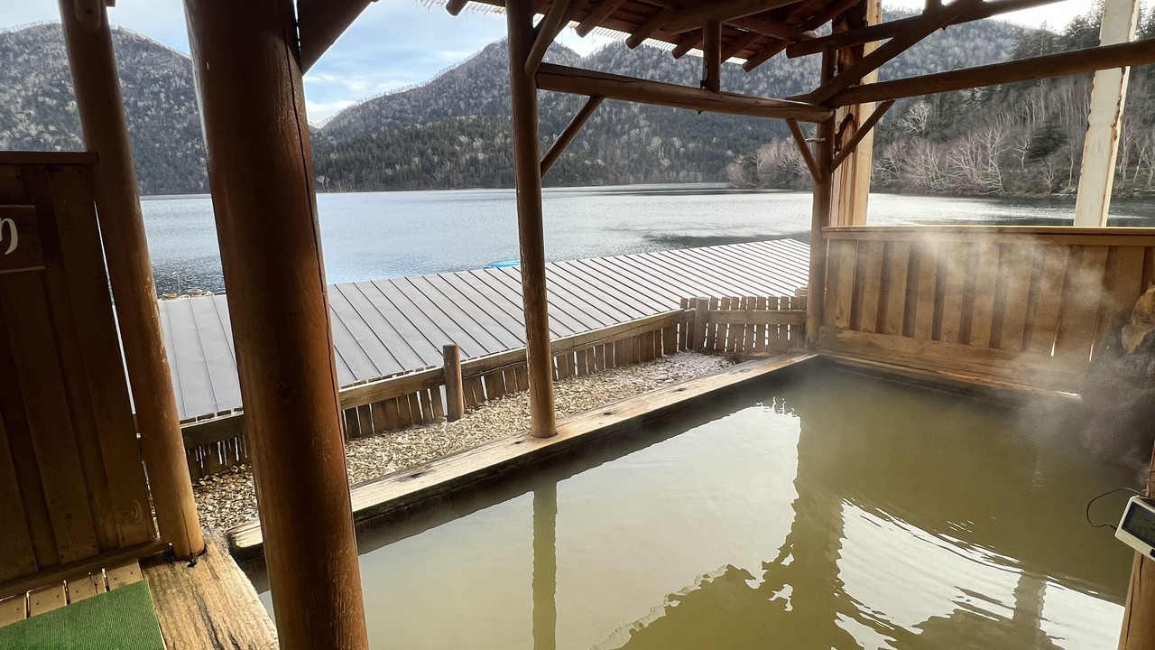 肩まで浸かると湖が見えないのは残念です。