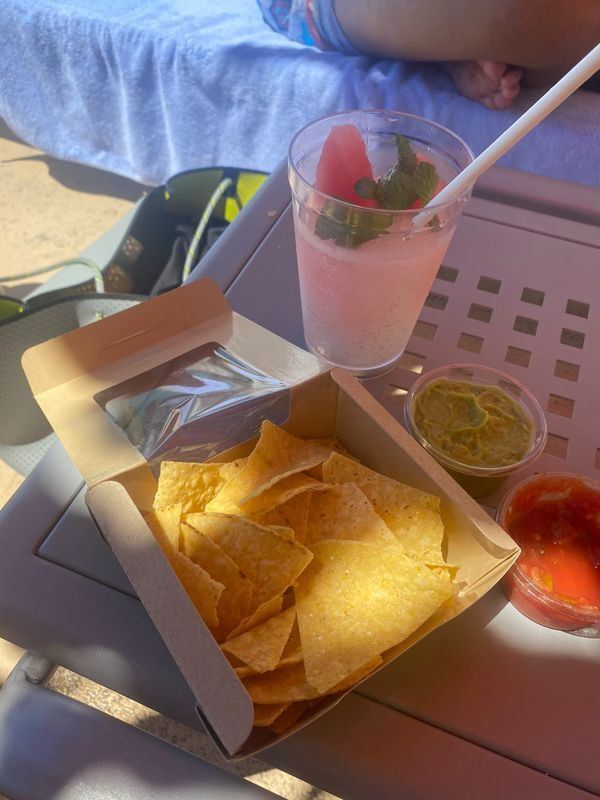 「プールサイドバー」で販売しているドリンク＆フード / 3