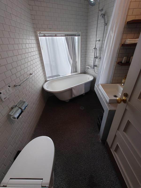 部屋のバスルームもお洒落です。