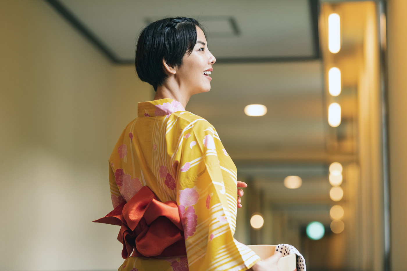 温泉旅行に来た浴衣姿の女性