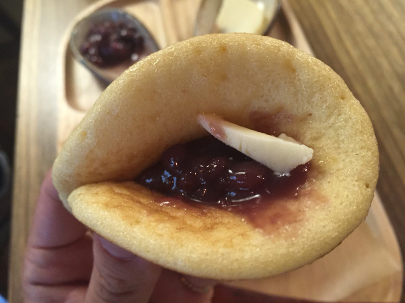 「うさぎや CAFE」料理 793942 朝のうさパンケーキ、バターとあんこを挟んでパクッ。