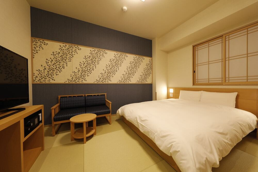 広々とした天然温泉でのんびり。全館畳敷きのラグジュアリーな宿3981275