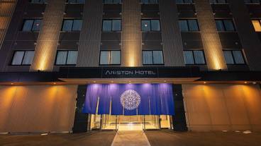 施設の正面 (日没後) / 3