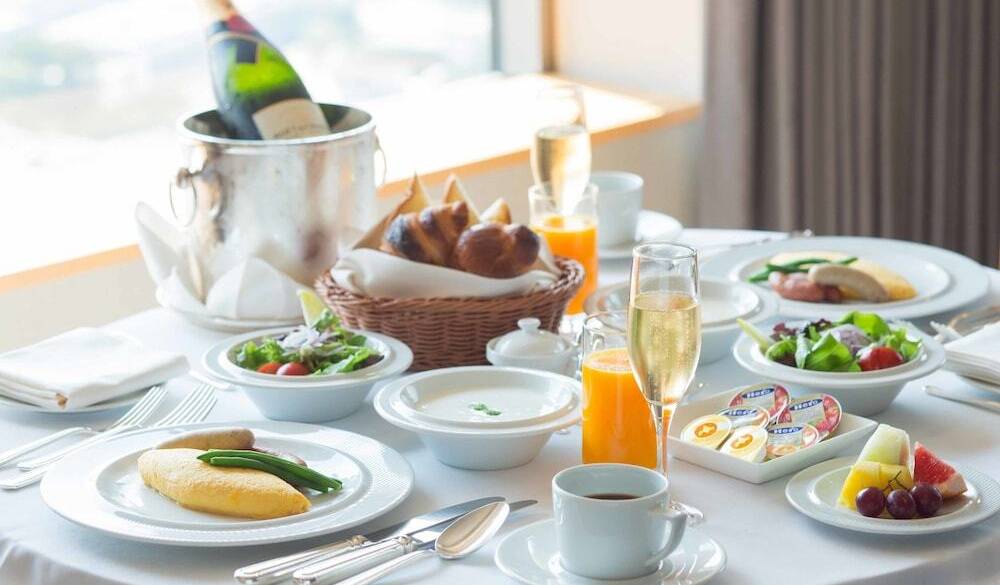 窓辺でいただく朝食 / 2