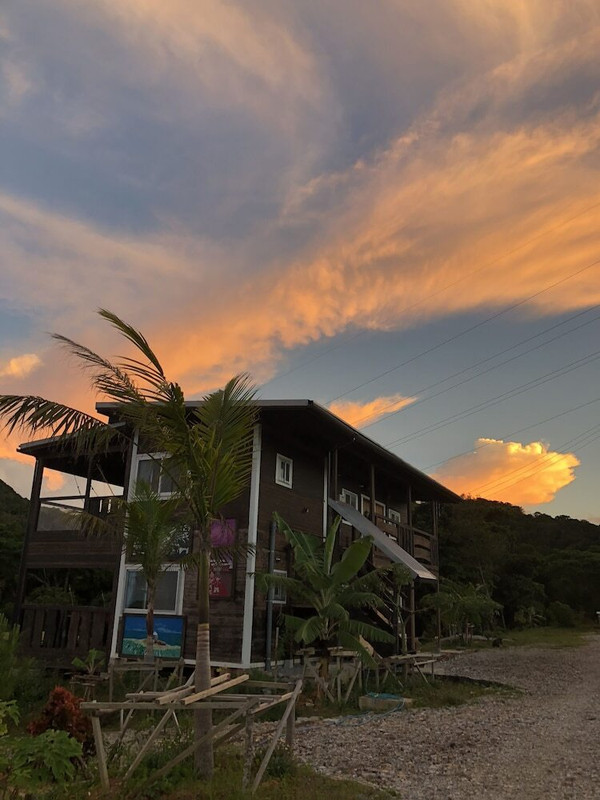 施設の正面 (日没後)