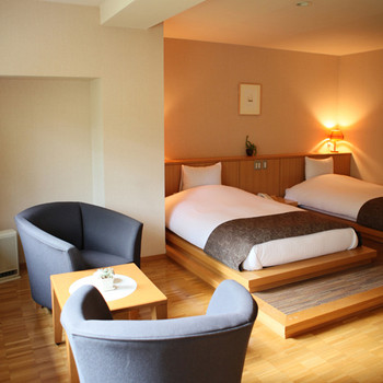 ゆっくりと体を休めたい二人に「洋室」3685550