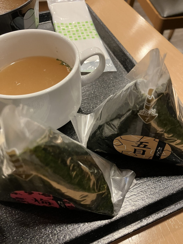 おにぎり「梅と炊き込み」&コンソメスープ