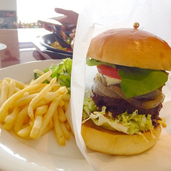 葉山バーガーが絶品！「葉山ホテル音羽ノ森 カフェテラス」86865