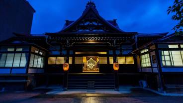 施設の正面 (日没後) / 4