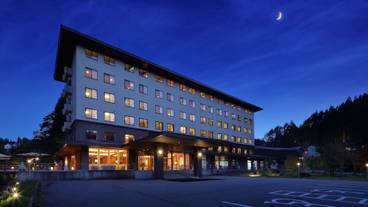 施設の正面 (日没後) / 2