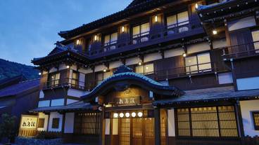 施設の正面 (日没後) / 1