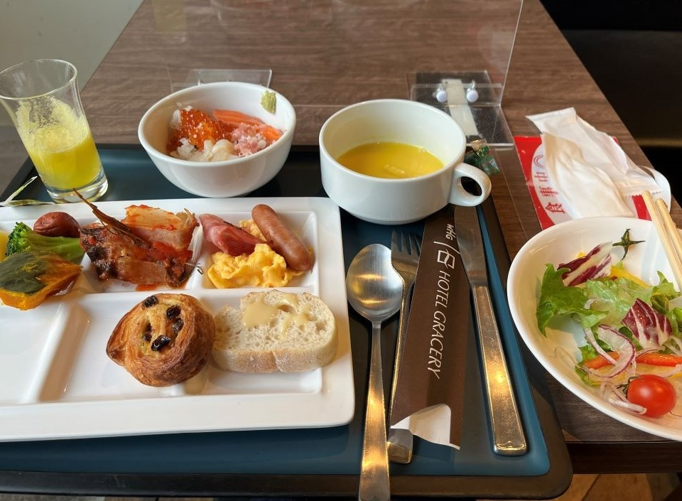 朝食：いろいろなものを少しづつ、いただきました