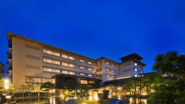 施設の正面 (日没後) / 1