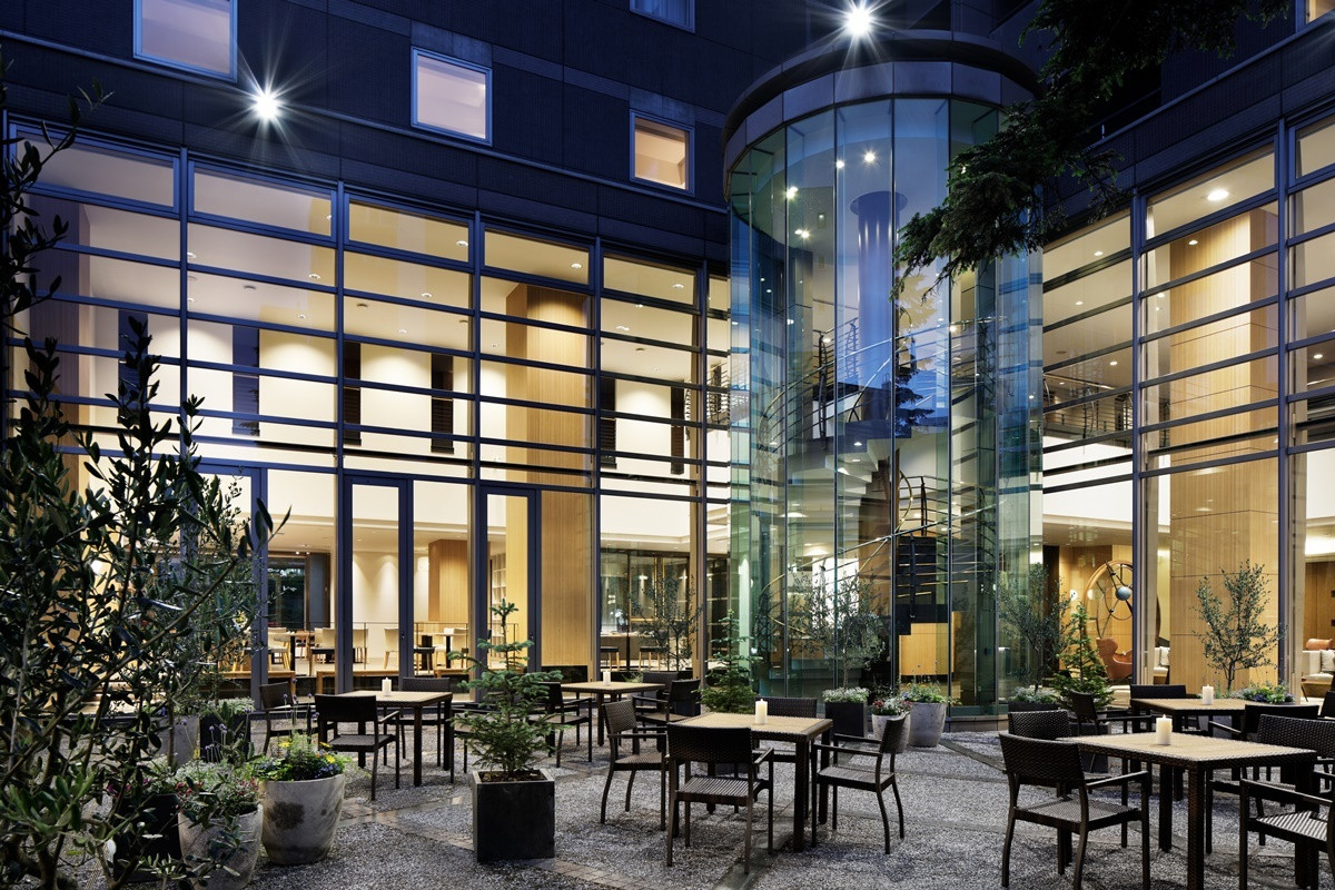 中庭とらせん階段