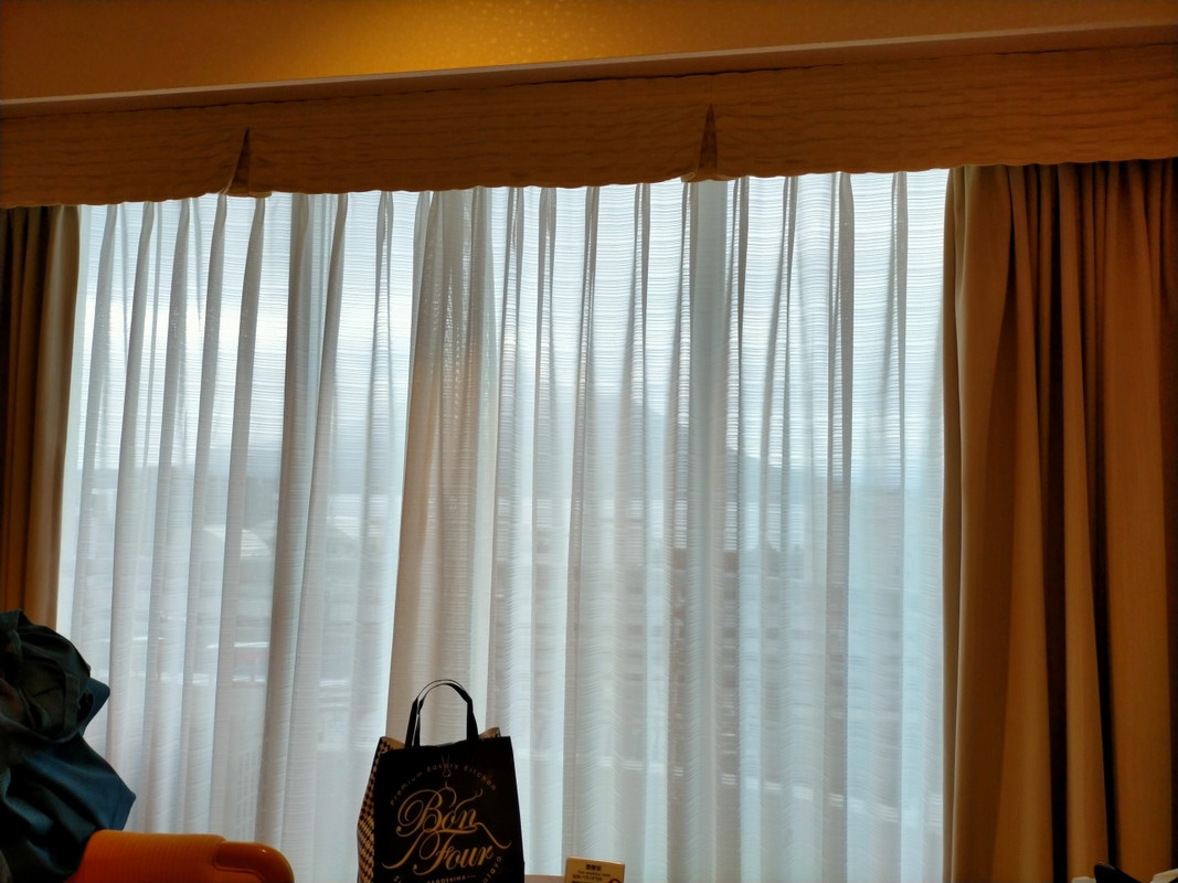 カーテンの向こうに桜島