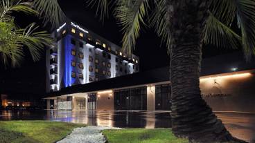 施設の正面 (日没後) / 1